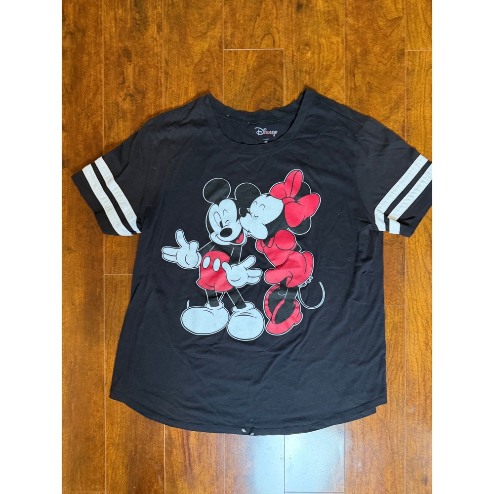 Disney Mickey and Minnie Mouse Kissing Graphic T-Shirt Black Plus Size 2X